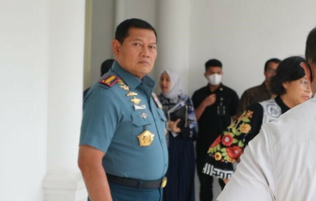 Panglima TNI Laksamana TNI Yudo Margono seusai memimpin rapat soal Papua di Istana Wakil Presidewn Jakarta pada Rabu (26/4/2023). (ant)